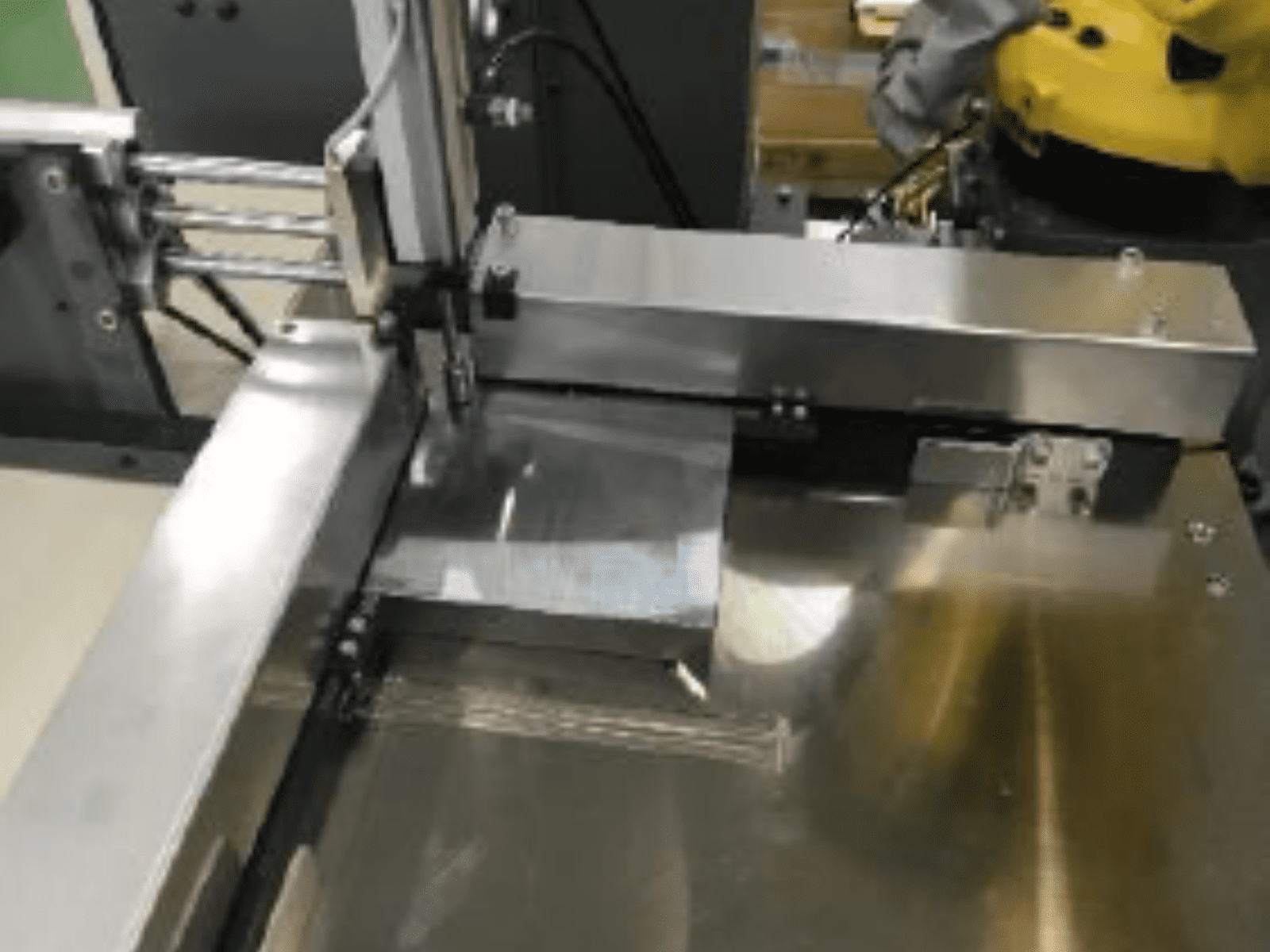 高温の鍛造加工製品のピッキング及び整列箱詰め工程にロボット導入した事例