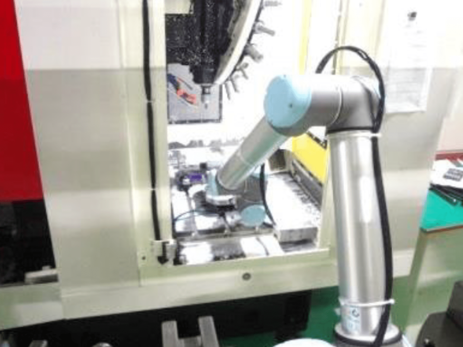 高温の鍛造加工製品のピッキング及び整列箱詰め工程にロボット導入した事例